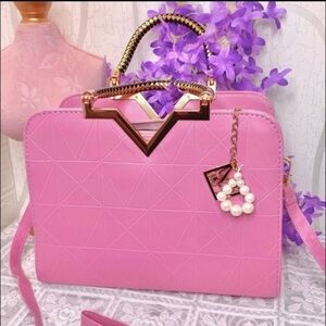 🎀 Pink Geometric Print Convertible Crossbody Bag 🎀 Gold & Pearl Dangling Accent